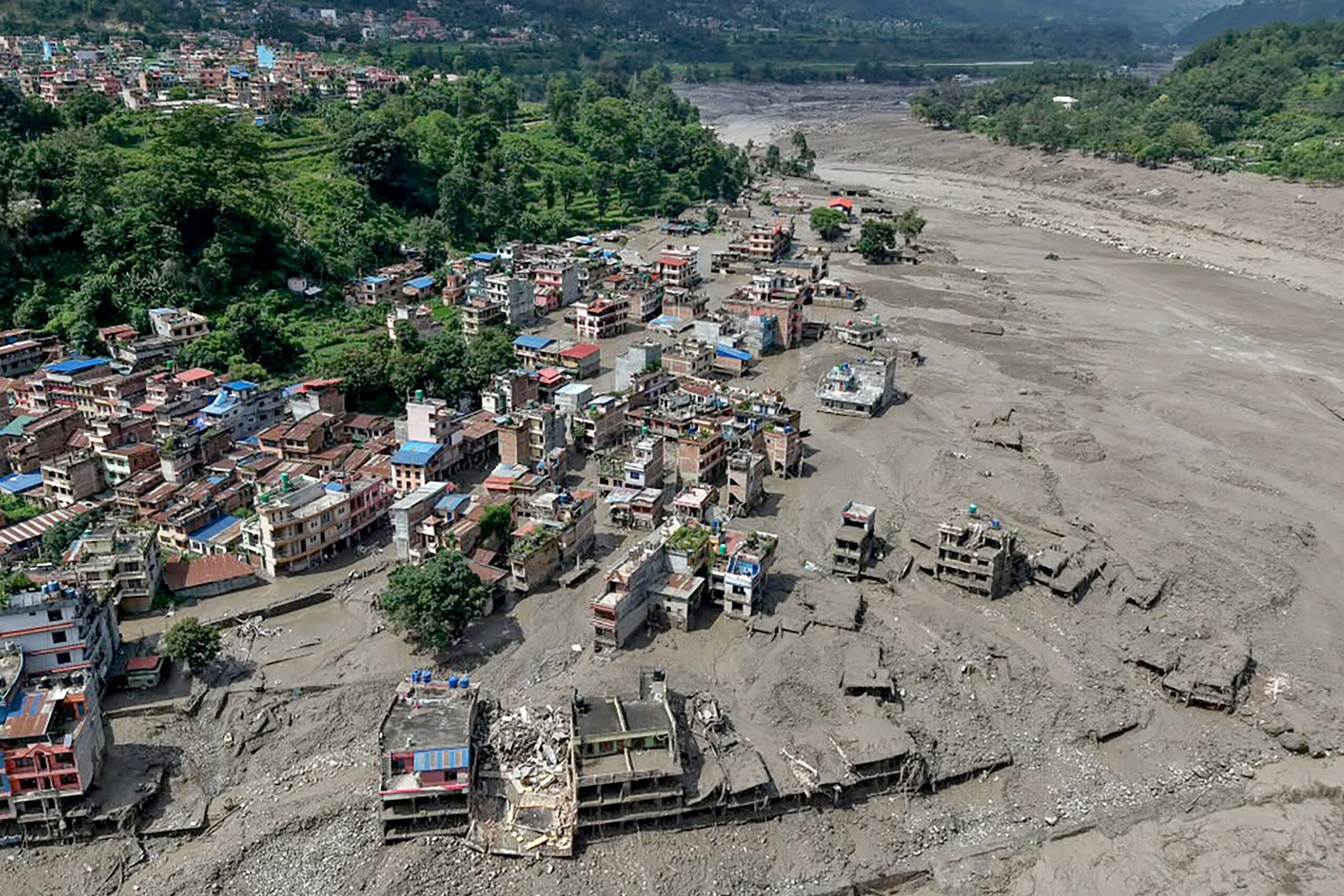 „Am crezut că e cutremur”. Momentul în care o viitură devastatoare spulberă totul în cale: peste 160 de morți în Nepal
