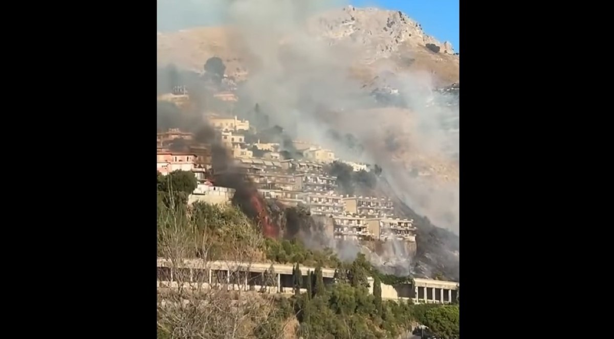 Incendiu de proporţii într-o celebră staţiune turistică din Sicilia. Autorităţile suspectează că focul a fost pus intenţionat Incendiu de proporţii într-o celebră staţiune turistică din Sicilia. Autorităţile suspectează că focul a fost pus intenţionat