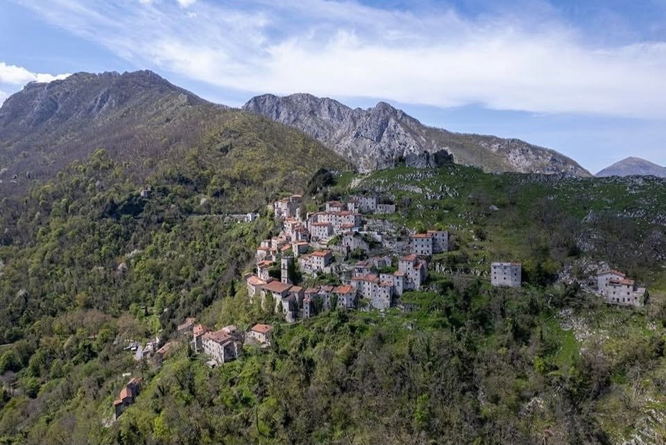 Cătunul în care mai locuiesc mai puțin de 30 de oameni. Este construit pe stâncă, aproape vertical: metoda ingenioasă prin care femeile împiedicau ouăle să cadă Cătunul în care mai locuiesc mai puțin de 30 de oameni. Este construit pe stâncă, aproape vertical: metoda ingenioasă prin care femeile împiedicau ouăle să cadă