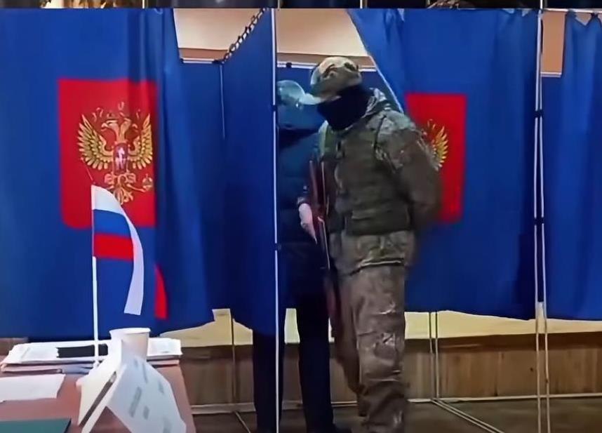 Farsa alegerilor din Rusia, surprinsă în imagini: votul alegătorilor, verificat de soldați înarmați. Rusia acuză „ingerinţe” ucrainene Farsa alegerilor din Rusia, surprinsă în imagini: votul alegătorilor, verificat de soldați înarmați. Rusia acuză „ingerinţe” ucrainene