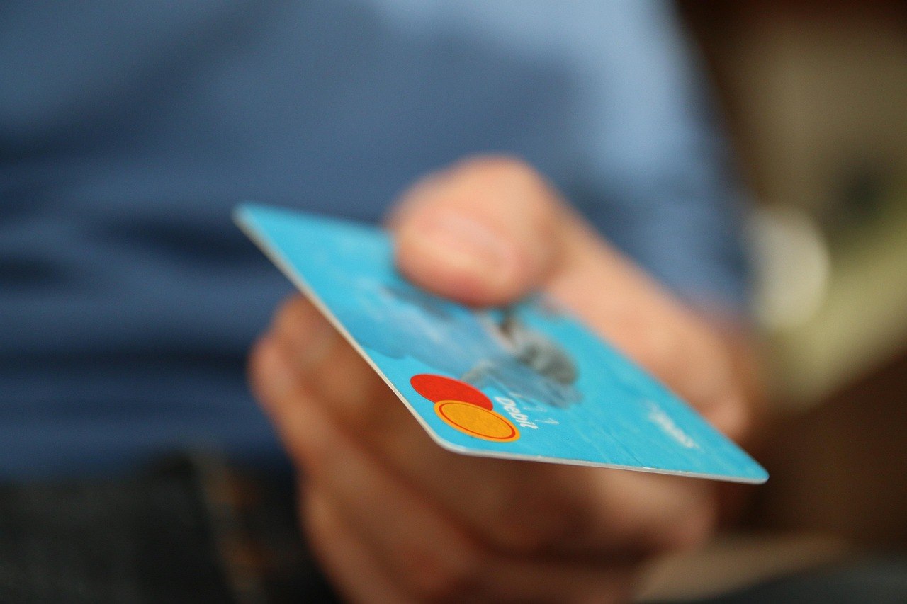 O consultantă bancară de 70 de ani a lăsat o avocată fără 182.000 de euro. Cum a obținut cardurile și cum a fost descoperită escrocheria O consultantă bancară de 70 de ani a lăsat o avocată fără 182.000 de euro. Cum a obținut cardurile și cum a fost descoperită escrocheria