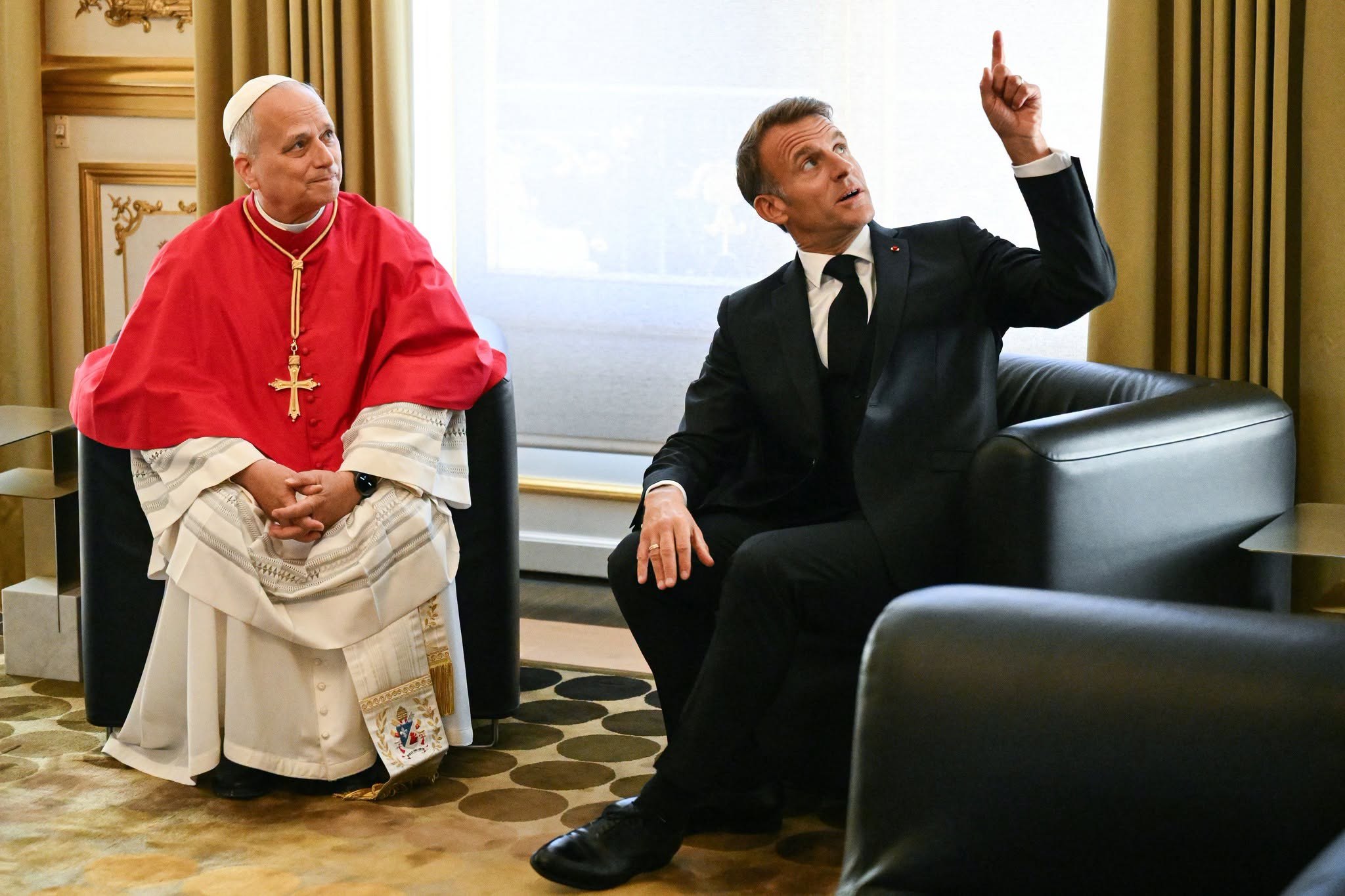 Papa Leon al XIV-lea a ajuns în Franța și a fost întâmpinat de Macron. Este prima vizită a unui papă în aproape 20 de ani