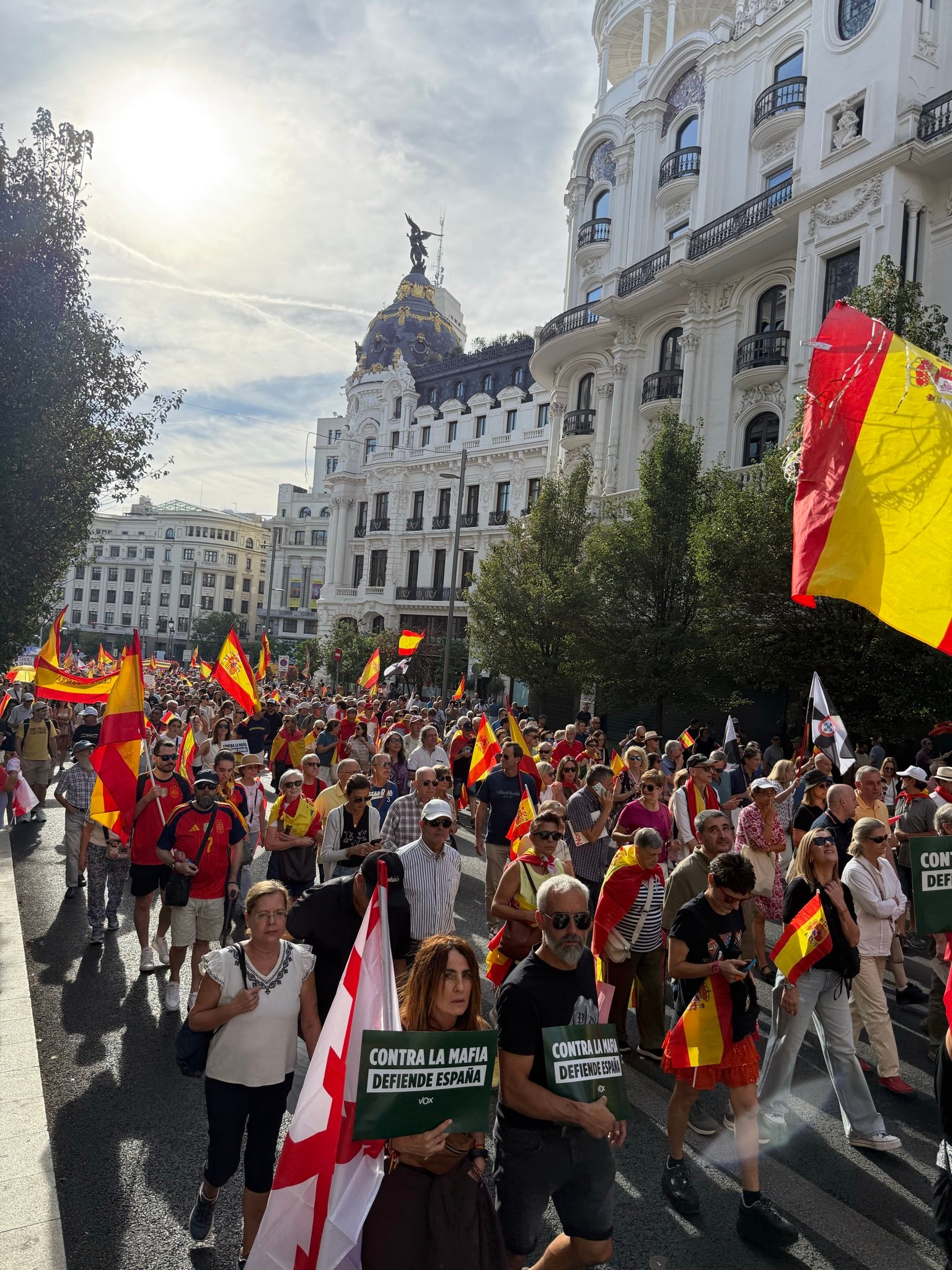 Mii de oameni au ieșit în stradă la Madrid din cauza crizei migranților din Ceuta. Protestatarii cer alegeri anticipate Mii de oameni au ieșit în stradă la Madrid din cauza crizei migranților din Ceuta. Protestatarii cer alegeri anticipate