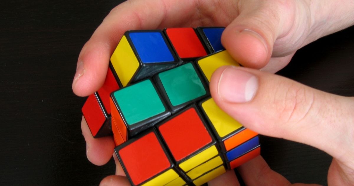 Fetița de 6 ani care a uimit lumea cu un cub Rubik: a doborât recordul mondial în 4,27 secunde Fetița de 6 ani care a uimit lumea cu un cub Rubik: a doborât recordul mondial în 4,27 secunde
