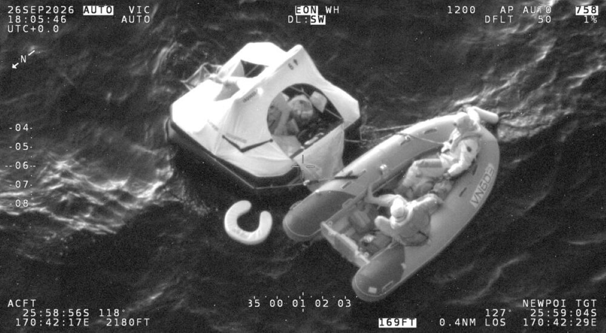 Dramă pe ocean: Un cașalot le-a scufundat iahtul. Mărturiile marinarilor salvați după 18 ore de groază