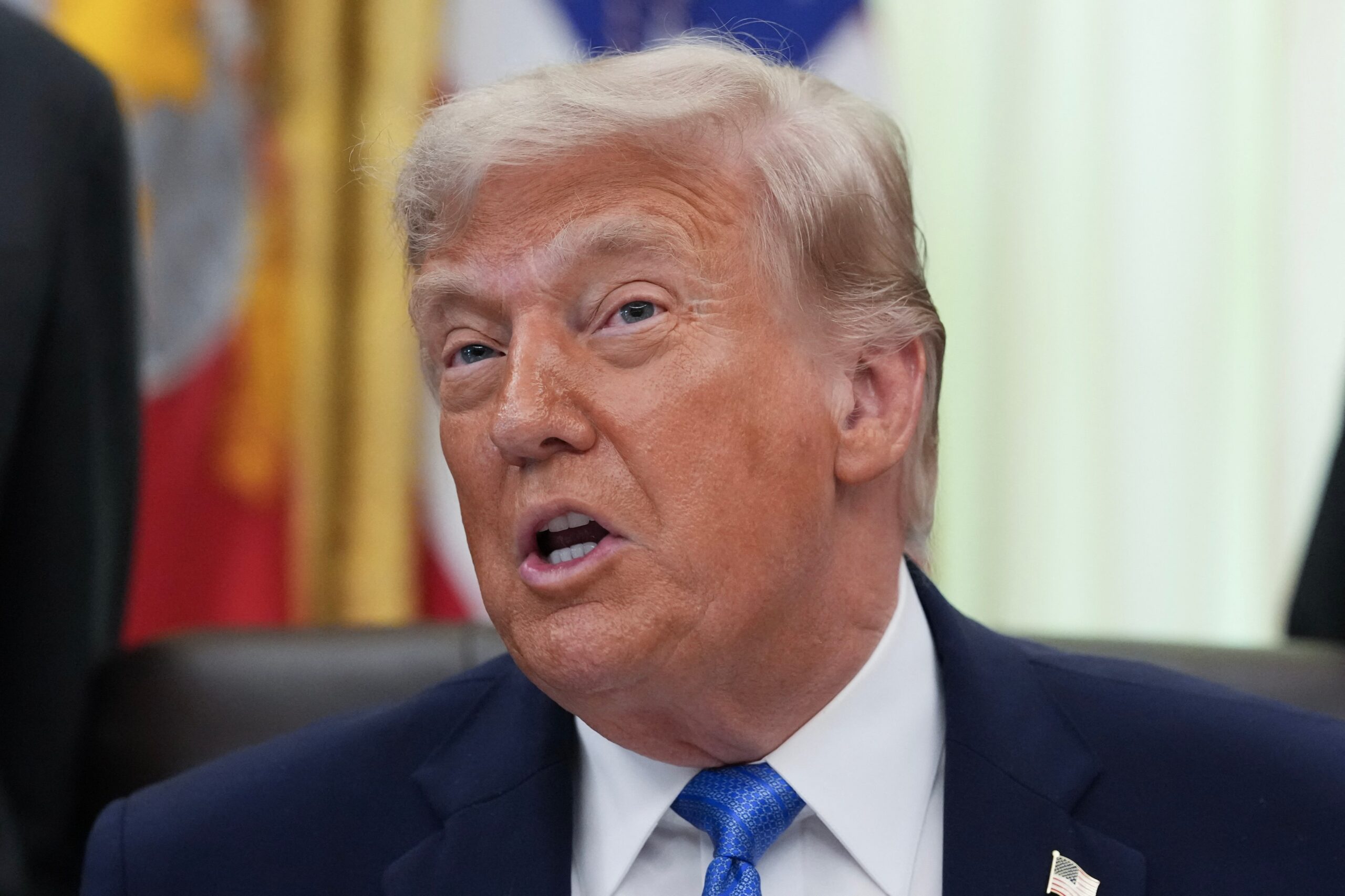 Trump promite miliarde de dolari în plăți directe cu câteva săptămâni înainte de alegerile intermediare, în special în statele unde se anunță lupte strânse