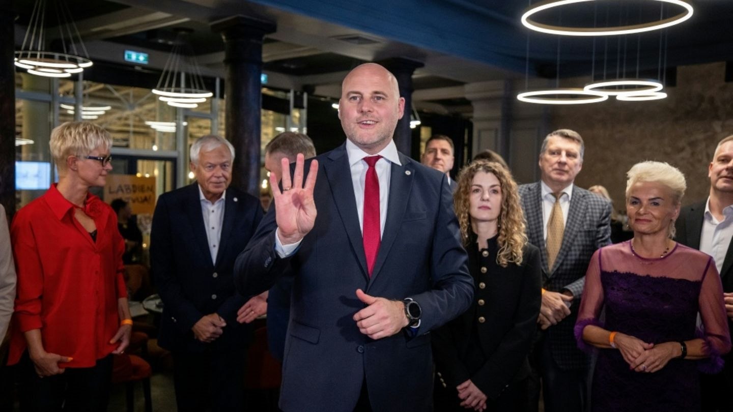 O bere în minus, o șansă în plus pentru Ucraina. Propunerea inedită a premierului Letoniei: „Noi bem mai puțin, iar ei își salvează viețile” O bere în minus, o șansă în plus pentru Ucraina. Propunerea inedită a premierului Letoniei: „Noi bem mai puțin, iar ei își salvează viețile”