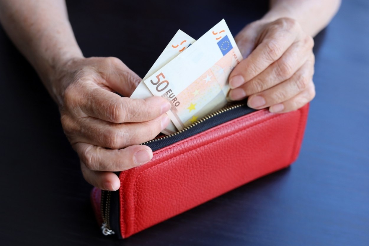 O femeie din Bulgaria a pierdut 45.000 de euro în Craiova. A lăsat banii la gunoi, crezând că ajută poliția O femeie din Bulgaria a pierdut 45.000 de euro în Craiova. A lăsat banii la gunoi, crezând că ajută poliția
