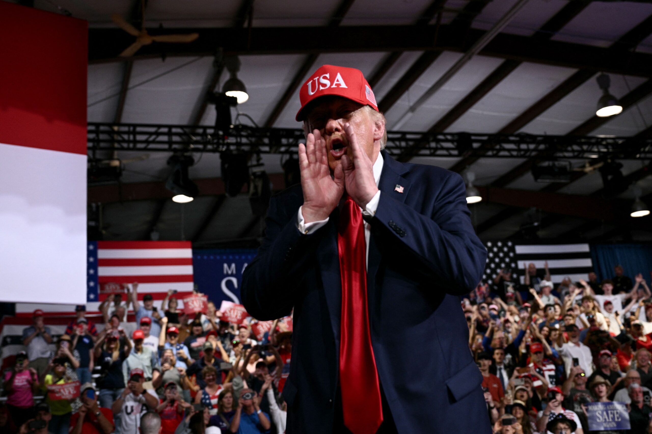 Trump a făcut zgomote ciudate în timpul unui miting și a confundat Premiul Pulitzer cu Nobelul pentru Pace
