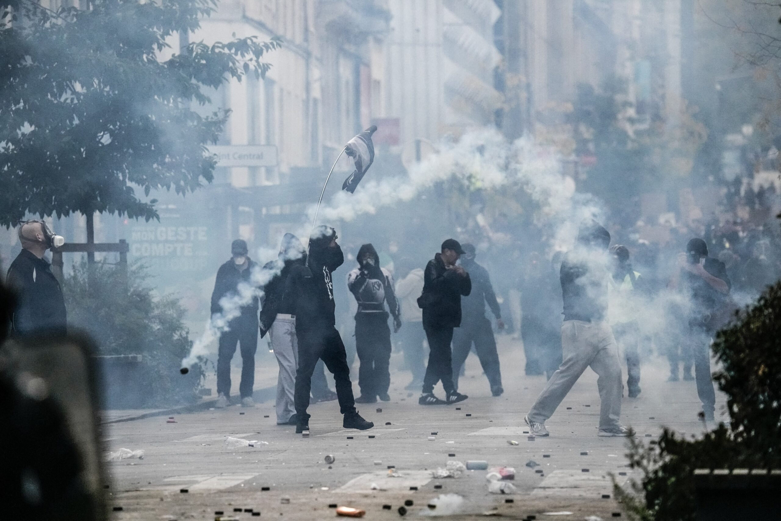 Franța, după o zi de proteste violente: peste 1.300 de rețineri, polițiști răniți și magazine jefuite