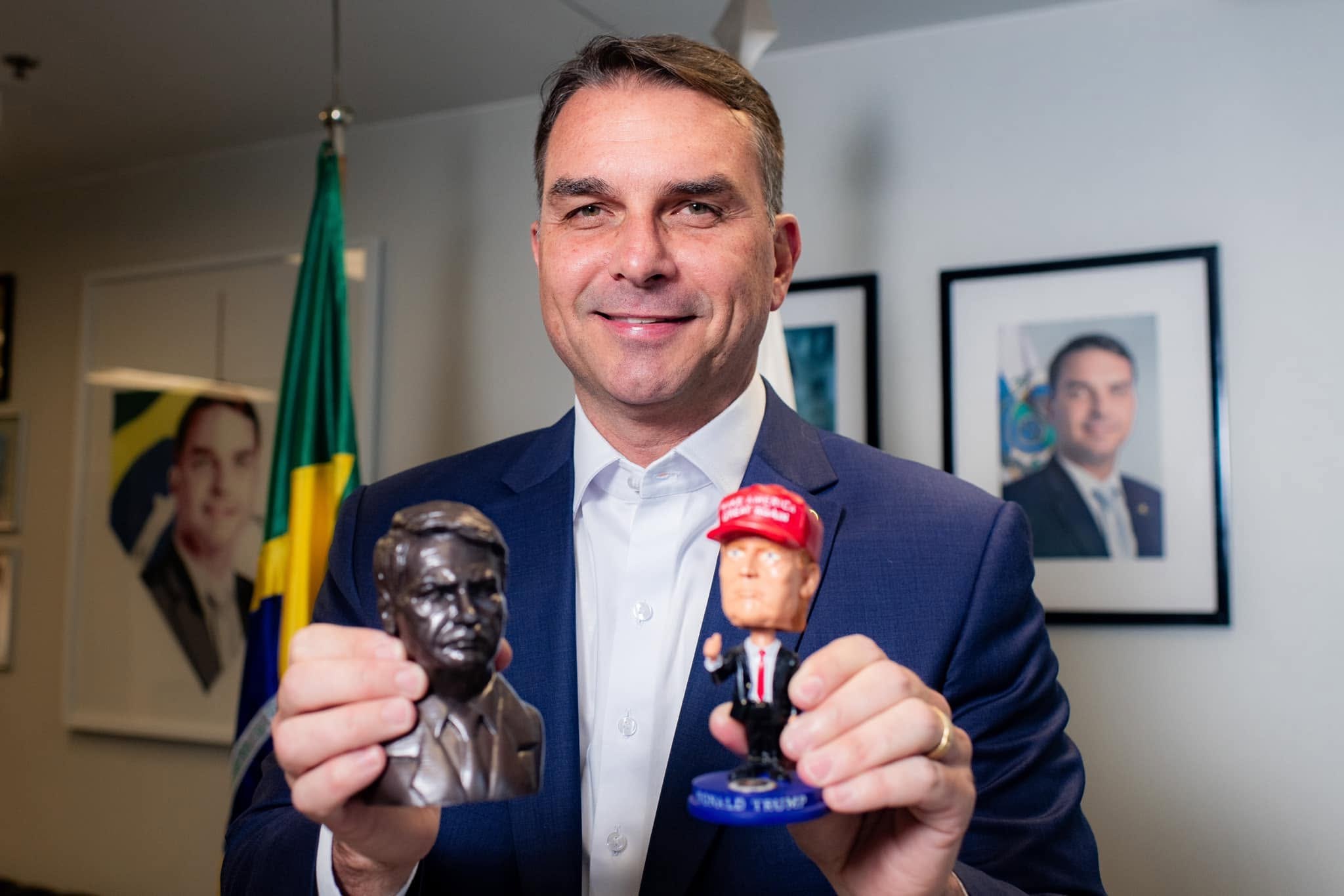 Flávio Bolsonaro ar fi fugit din Brazilia după înfrângerea în alegeri. Senatorul ar vrea azil în SUA