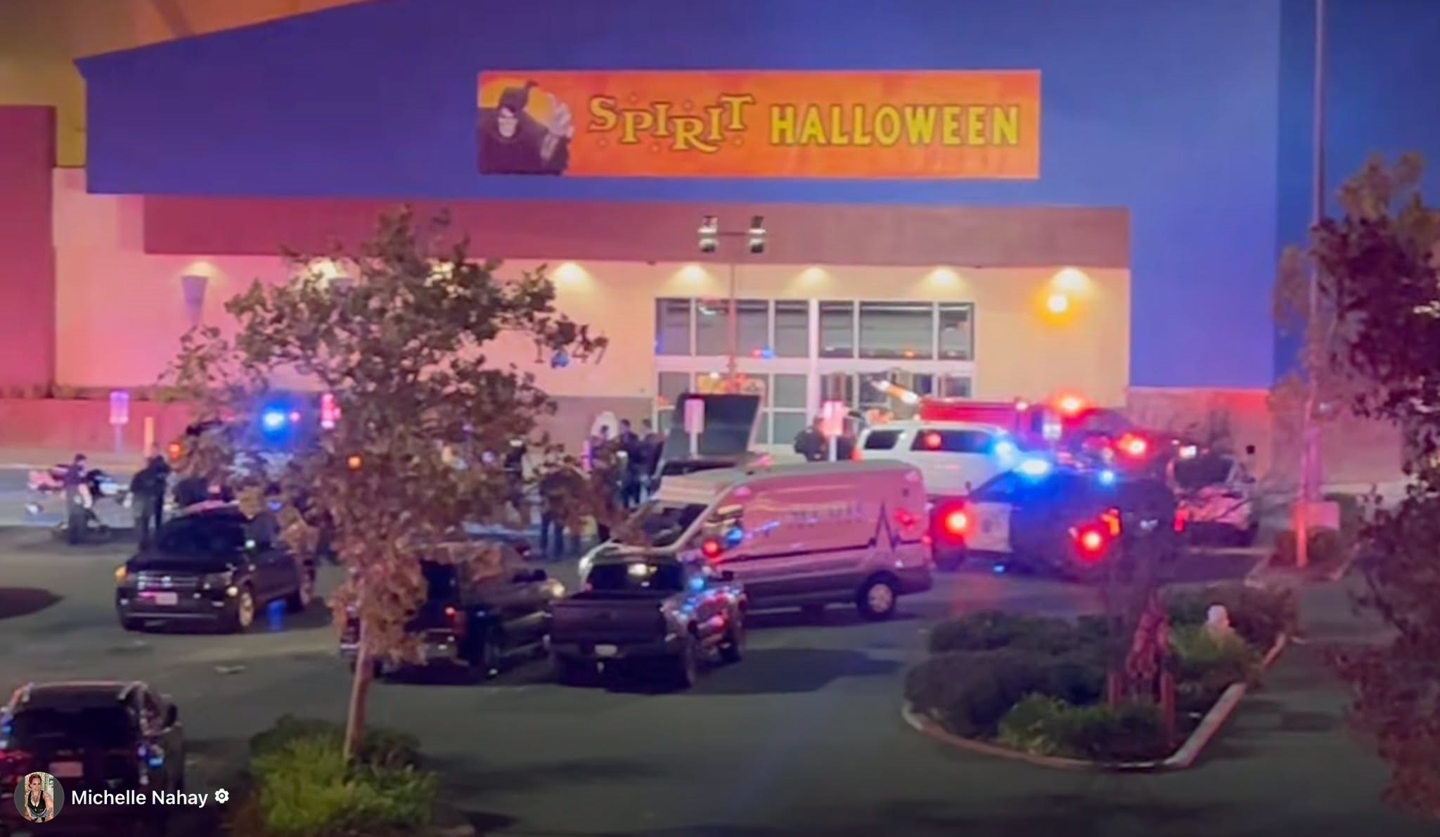 Atac armat într-un magazin care vinde produse de Halloween din California, soldat cu un mort și șase răniți. Ce au povestit martorii îngroziţi Atac armat într-un magazin care vinde produse de Halloween din California, soldat cu un mort și șase răniți. Ce au povestit martorii îngroziţi